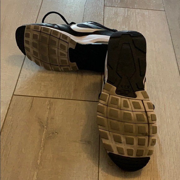 Woman’s black Nike sneakers - Picture 6 of 6